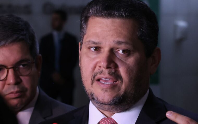 Alcolumbre encaminha PEC sobre fim da escala 6×1 à CCJ