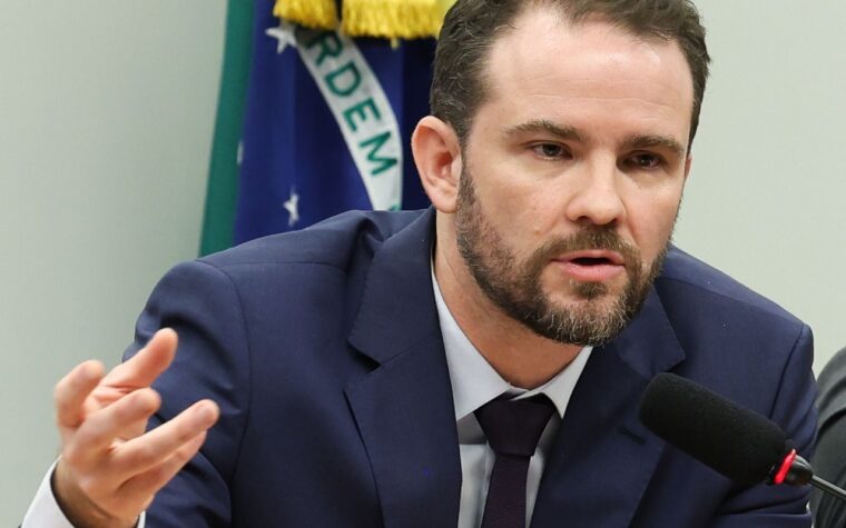 Durigan responde a críticas sobre a crise do BRB