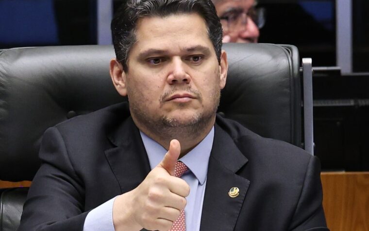 Alcolumbre avança PEC do fim da 6×1 após diálogo com Lula