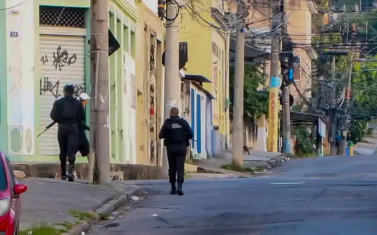 PM do RJ detém 13 e mata 4 em operação contra Comando Vermelho