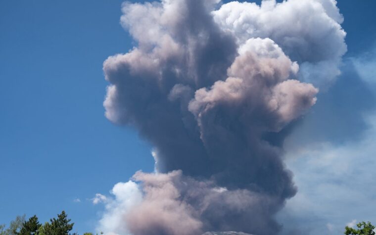 Erupção do Etna fecha aeroporto na Sicília por mais tempo