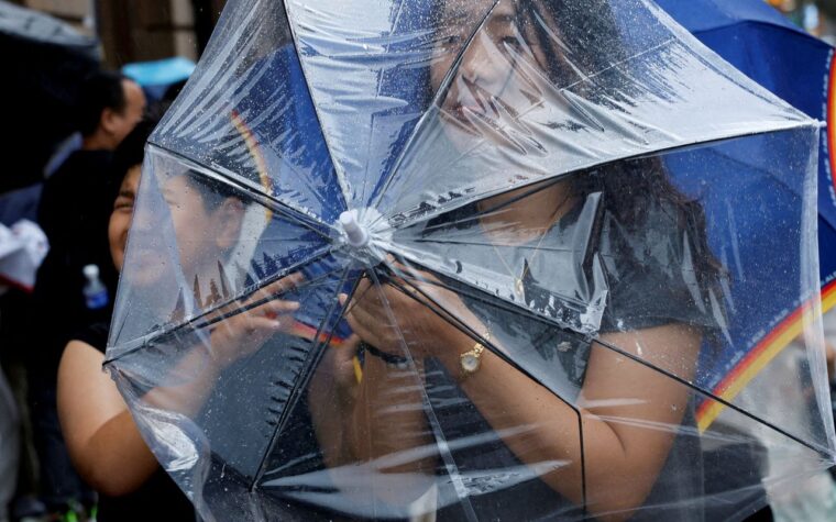 Chuva forte em Pequim com passagem do tufão Dolphin