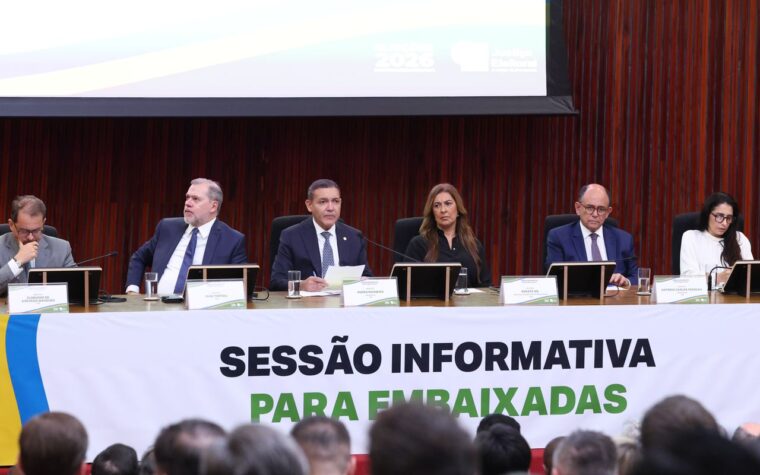 Urna eletrônica é defendida pelo presidente do TSE a embaixadores