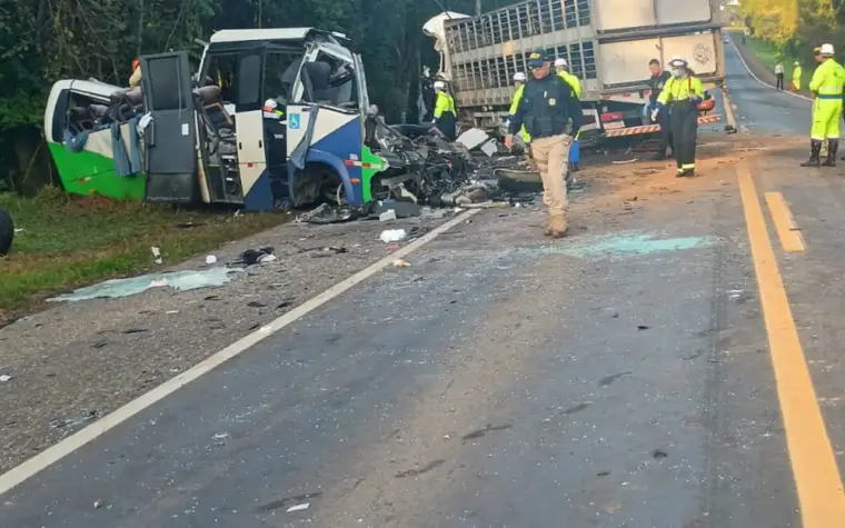 Corpos das vítimas de acidente no Paraná são removidos da pista
