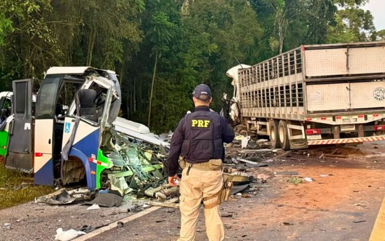 Acidente entre ônibus e caminhão deixa 23 mortos no Paraná