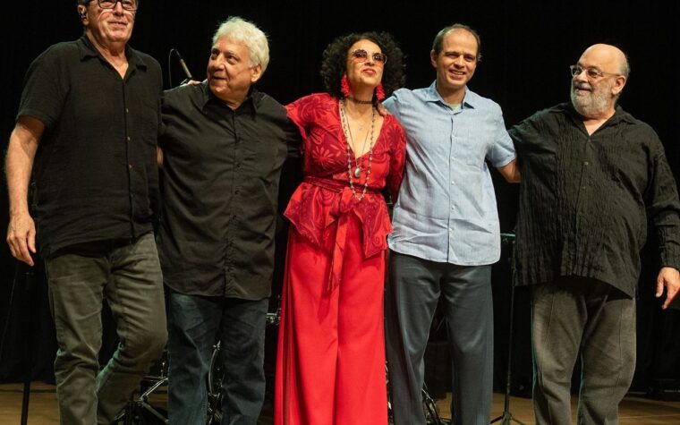 Caetano Veloso apresenta show exclusivo na TV Brasil