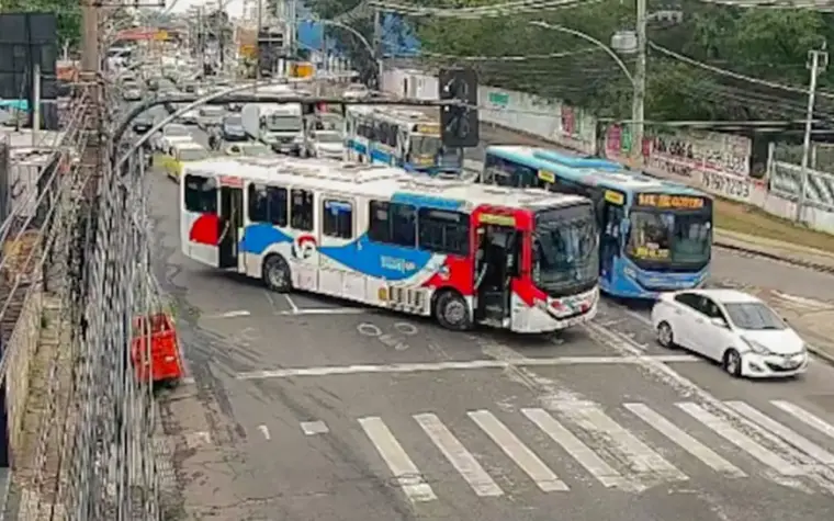 Criminosos utilizam ônibus como barricadas no Rio de Janeiro