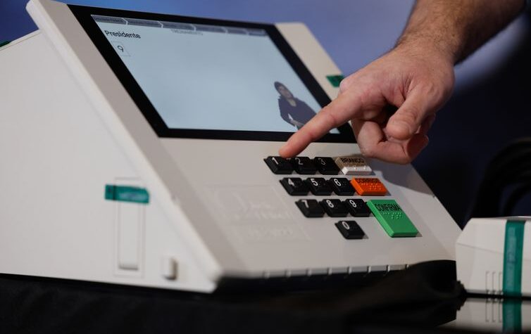 Risco de ação cibernética de EUA e bigtechs nas eleições