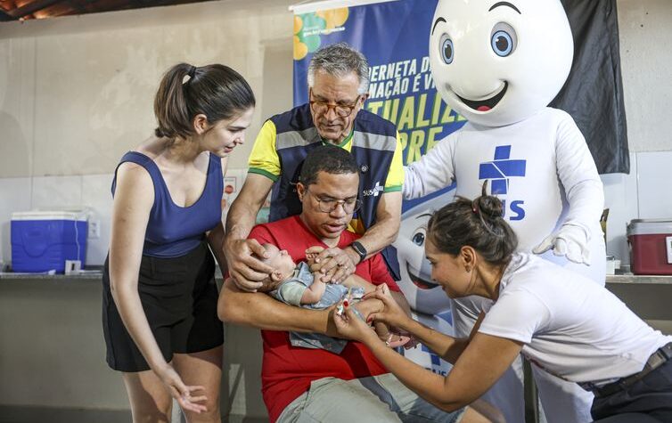 Vacinação infantil recebe atualização e alerta contra sarampo