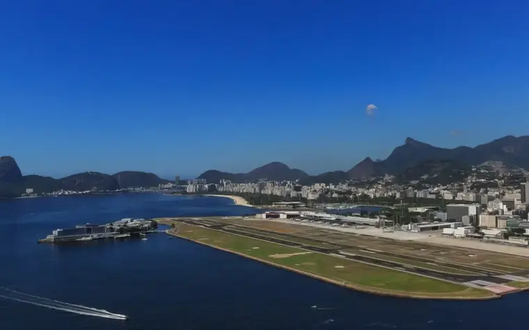 Avião derrapa no Santos Dumont e cancela voos