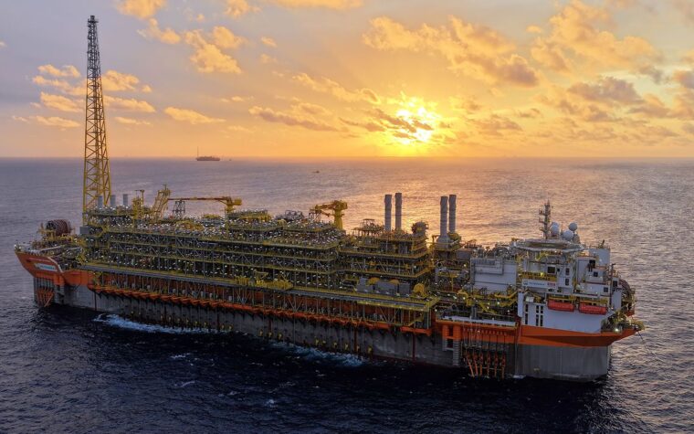 Navio-plataforma da Petrobras alcança produção máxima no pré-sal