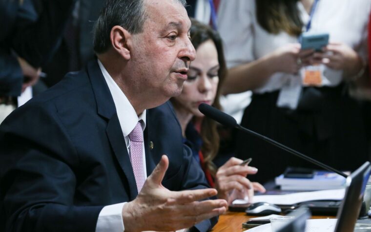 CCJ do Senado aprova PEC que acaba com a escala 6×1
