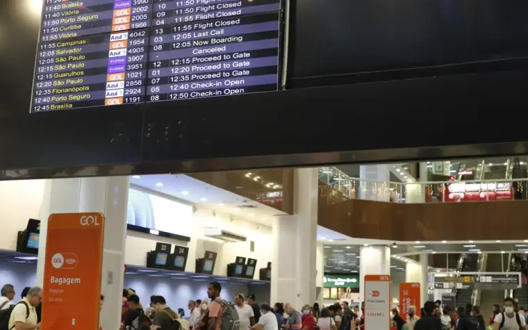 Aeroporto Santos Dumont reabre para pousos e decolagens