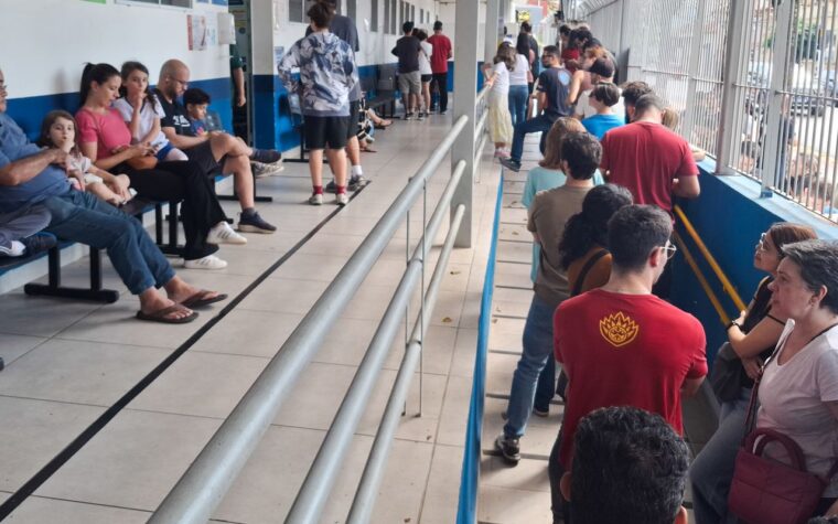 Filas nas unidades de saúde para vacinação contra sarampo em SP