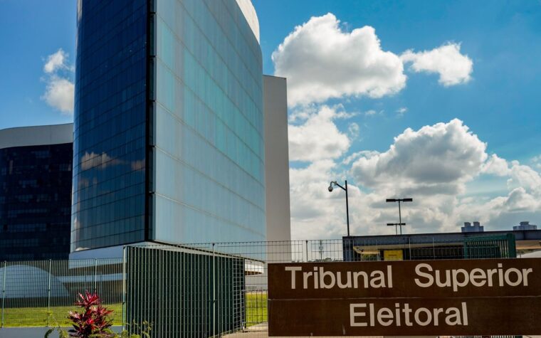 TSE defende urna eletrônica em encontro com embaixadores