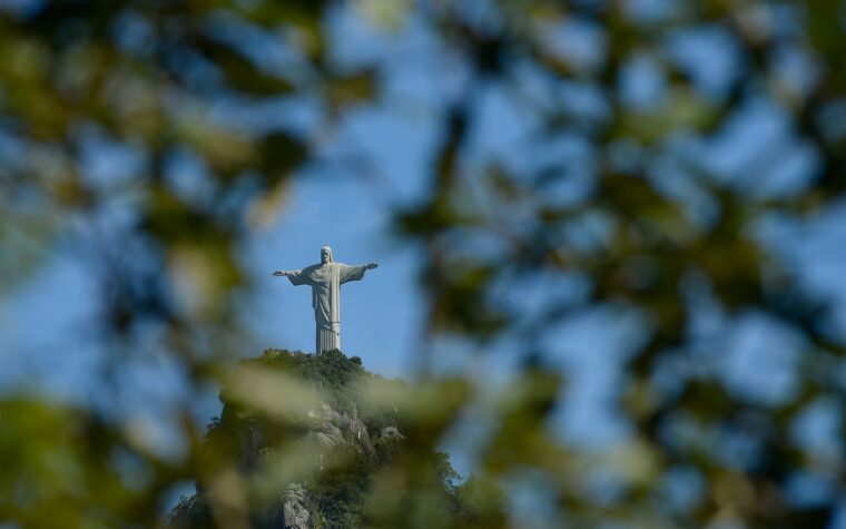 Cristo Redentor visa compensar impacto ambiental do turismo