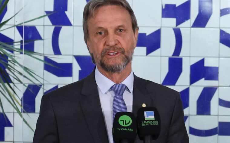 Líder do PT se sente mal e Câmara suspende votações