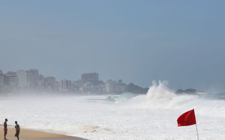 Temperatura no Rio em declínio com chuva e mar agitado