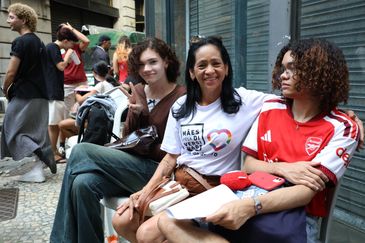 Transexuais e travestis realizam ato pela democracia no RJ