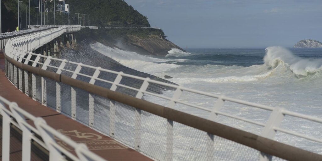 Ressaca no Rio de Janeiro provoca fechamento da ciclovia Tim Maia
