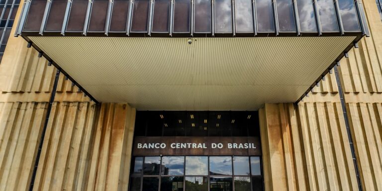 Juros básicos caem para 13,75% ao ano pelo BC