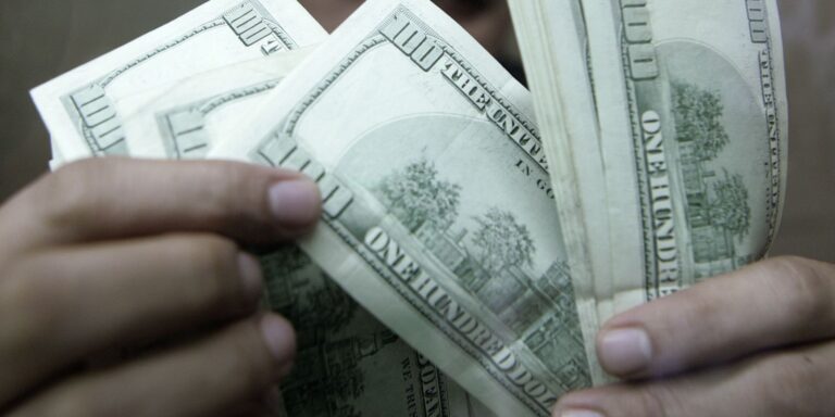 Dólar se aproxima de R$ 5,17 com eleições e notícias externas