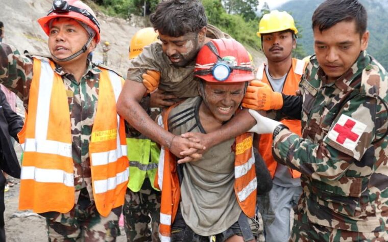 Equipes de resgate no Nepal buscam 900 trabalhadores de hidrelétricas
