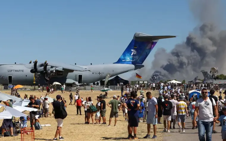 Avião F-4 da Grécia cai durante show aéreo em Atenas