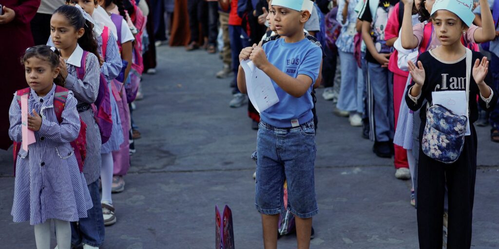 Alunos voltam às aulas presenciais em Gaza após três anos