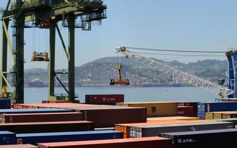 Balança comercial registra superávit de 7,4 bilhões em agosto
