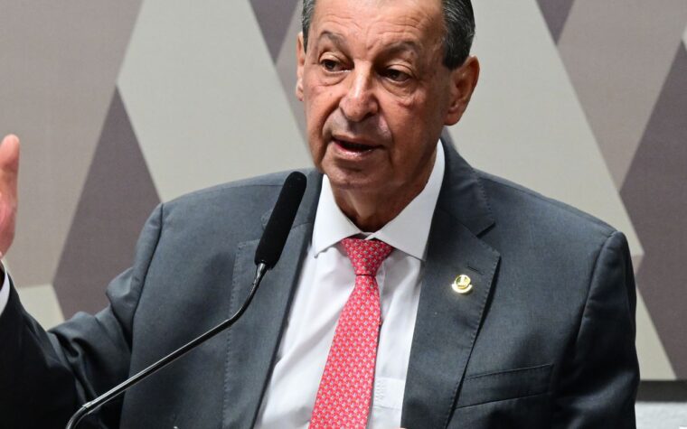 CCJ rejeita emendas da oposição para manter 6×1