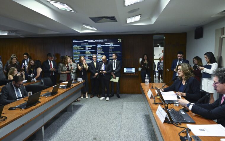 Taxa das blusinhas é aprovada pela comissão e segue para plenário