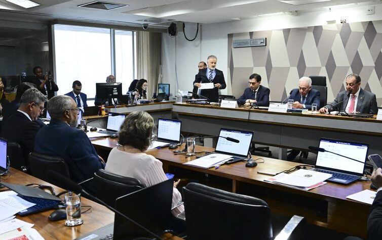 Sindicatos pressionam Senado por votação do 6×1 antes da eleição