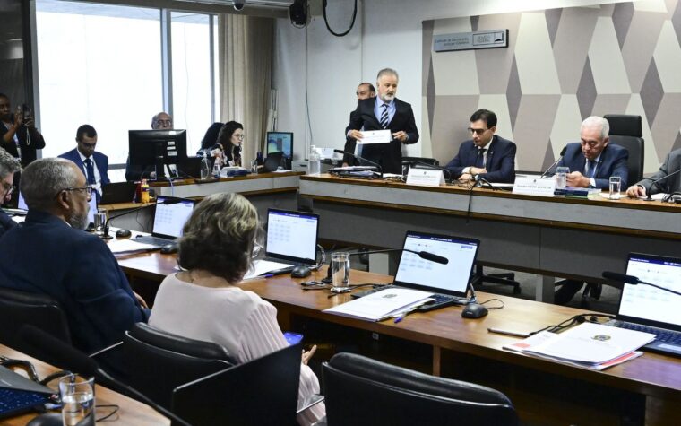 CCJ do Senado aprova PEC que extingue jornada 6×1