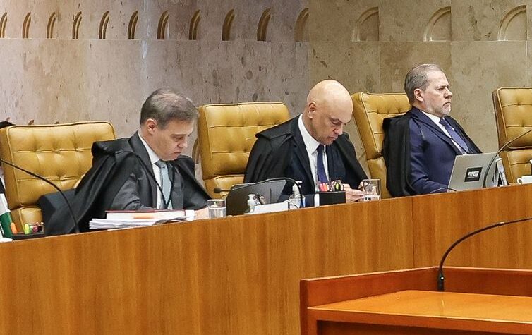 Flávio Dino pede vista em julgamento de Moraes e Mendonça