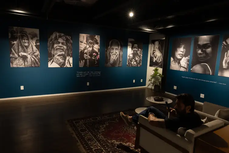 Exposição em SP homenageia padre Júlio e população em rua