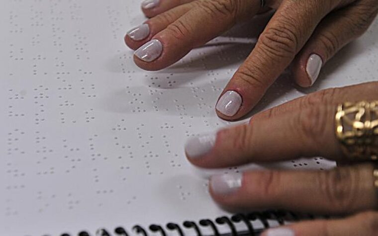 Cuidado multiprofissional e ia na reabilitação visual