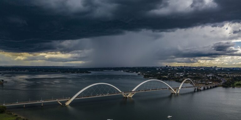 Alerta de tempestade e vento forte no DF pela Defesa Civil