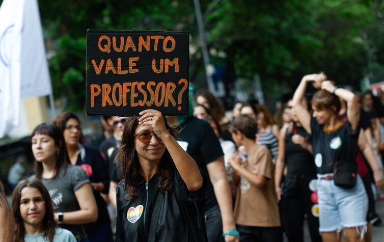 Greve de 24 horas de professores em escolas particulares do Rio