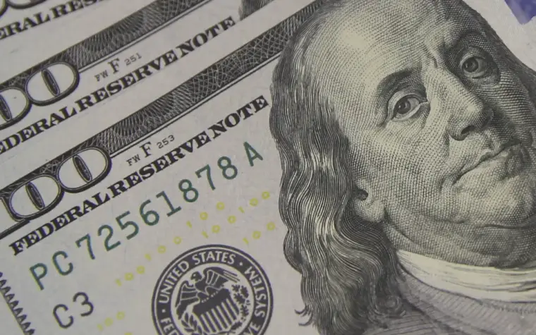 Dólar cai para R$ 5,08 e alcança menor valor em um mês