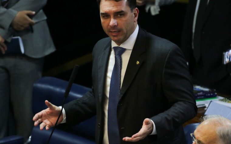 Caso Dark Horse é levado à defesa de Flávio Bolsonaro