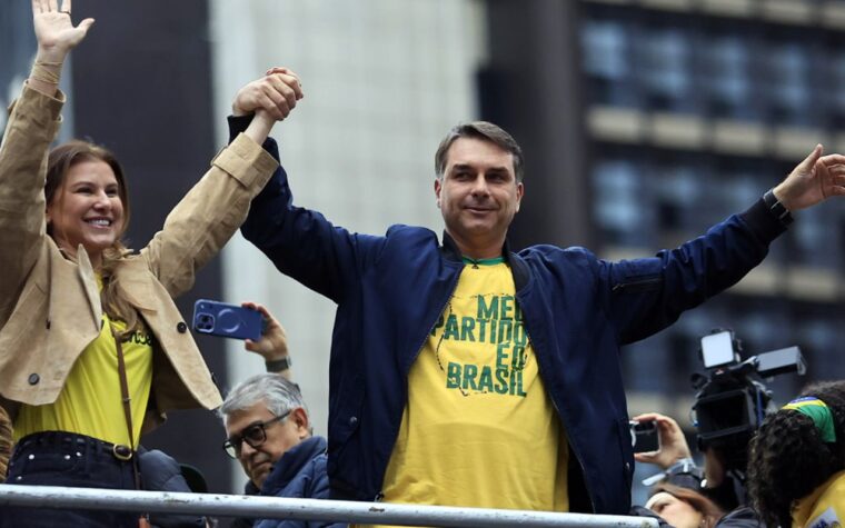 Flávio Bolsonaro propõe enxugar Estado e endurecer segurança