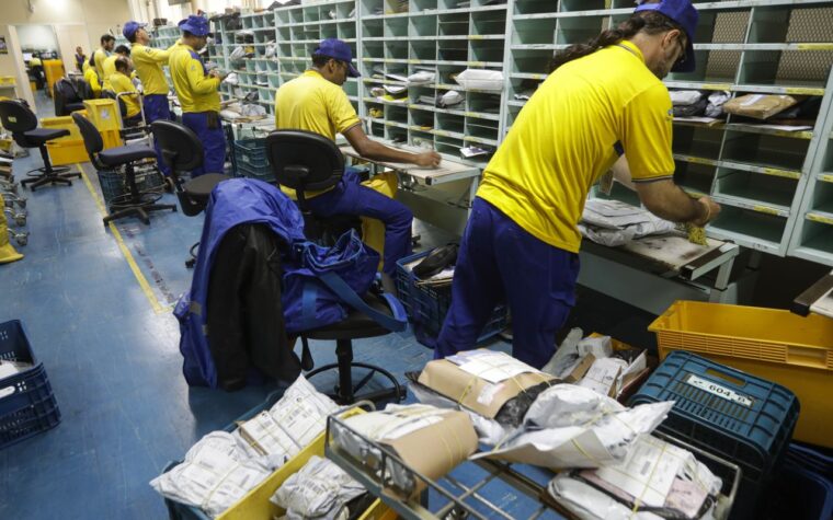 Greve nos Correios obriga manutenção de 80% do efetivo