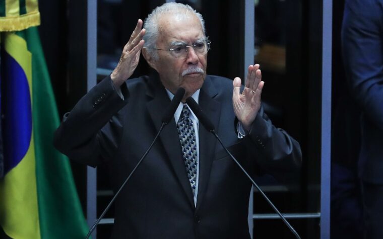 José Sarney é internado com pneumonia