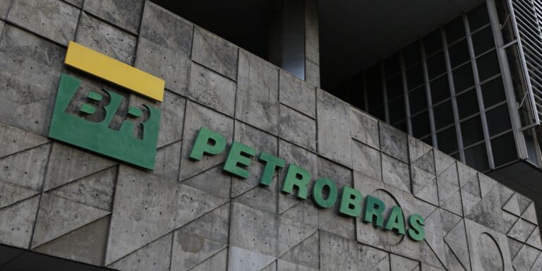 Petrobras lança navio com tripulação 100% feminina