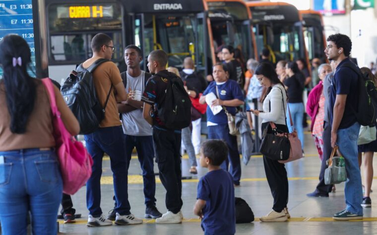 Setor de serviços permanece estável em julho e cresce 2,4% anuais