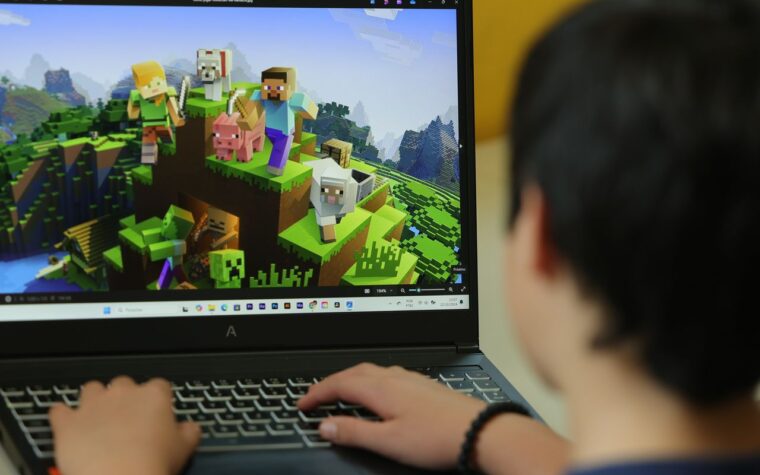 Olho seco afeta crianças pelo uso excessivo de telas