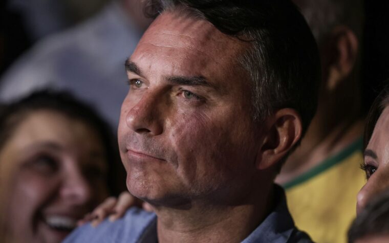 Mendonça multa Flávio por impulsionar post contra Lula