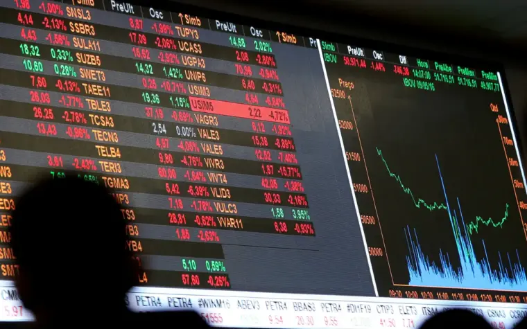 Dólar cai para R$ 5 e bolsa avança quase 8% após eleição