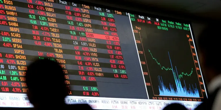 Dólar cai para R$ 5 e bolsa avança quase 8% após eleição